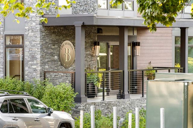 20 Kinmonth Rd 201, Newton, MA 02468