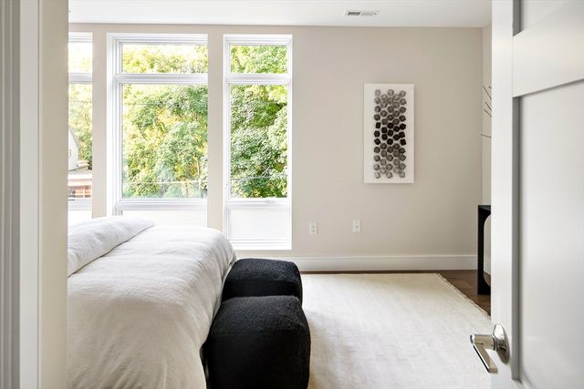 20 Kinmonth Rd 201, Newton, MA 02468