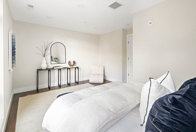 20 Kinmonth Rd 201, Newton, MA 02468