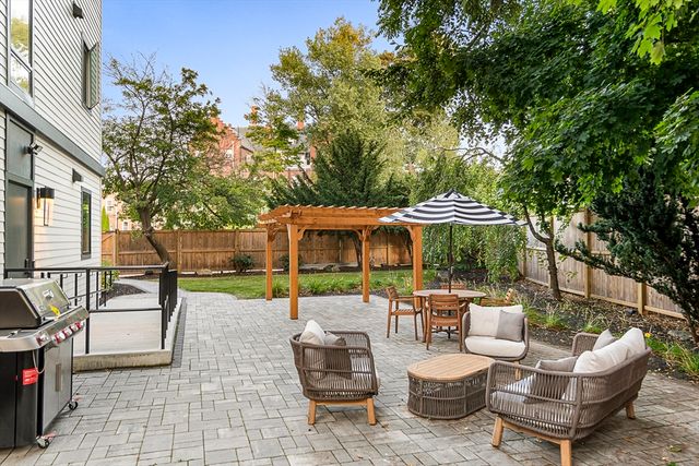 20 Kinmonth Rd 201, Newton, MA 02468