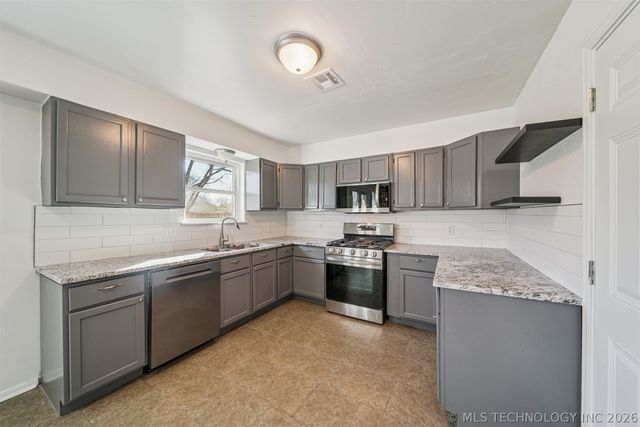 582 E 133rd Place, Glenpool, OK 74033