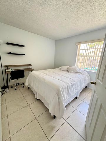 8600 NW 193rd Terrace, Hialeah, FL 33015
