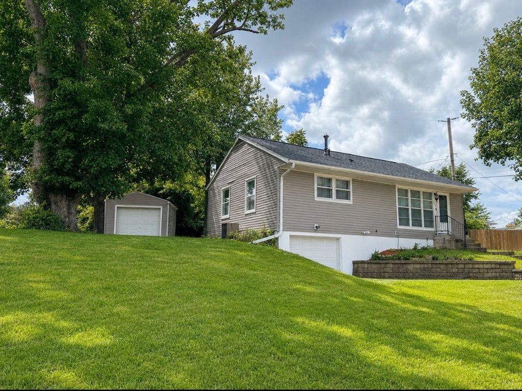 1101 38th Street SE, Cedar Rapids, IA 52403