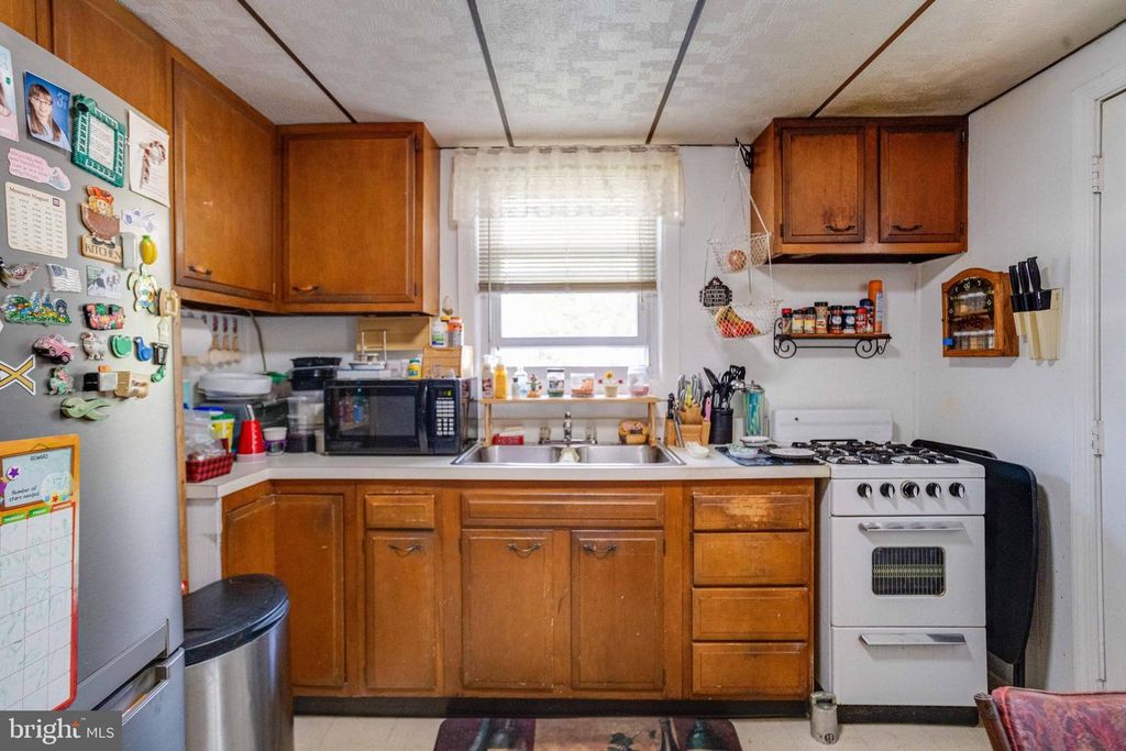 Image 13 of property listing at 900 RENFREW ST, Baltimore, MD 21221