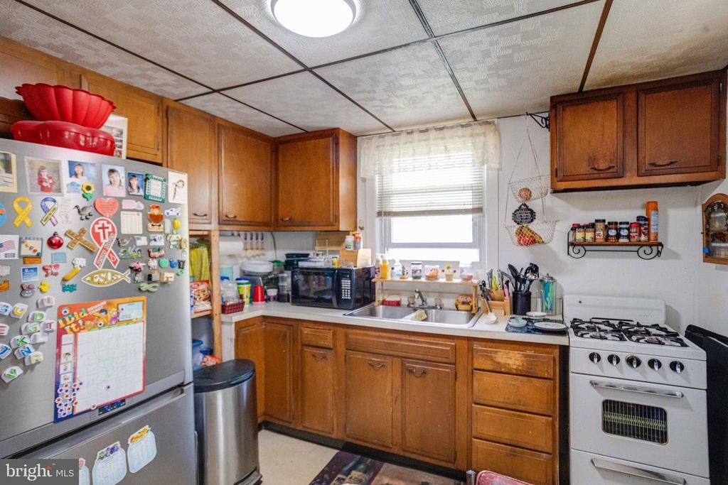 Image 14 of property listing at 900 RENFREW ST, Baltimore, MD 21221