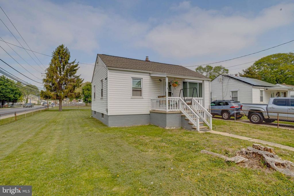 Image 2 of property listing at 900 RENFREW ST, Baltimore, MD 21221