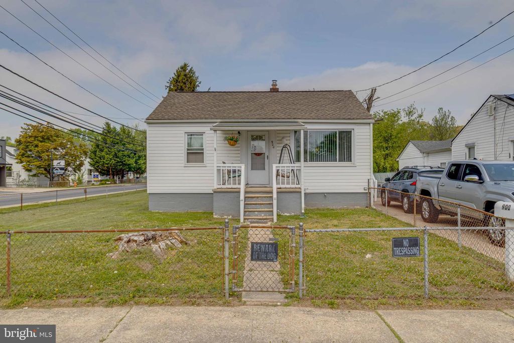 Image 3 of property listing at 900 RENFREW ST, Baltimore, MD 21221