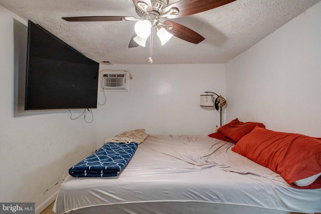 Image 31 of property listing at 900 RENFREW ST, Baltimore, MD 21221