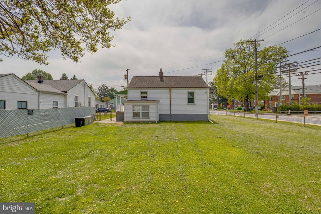 Image 38 of property listing at 900 RENFREW ST, Baltimore, MD 21221