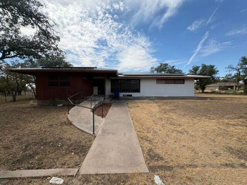 Image 1 of property listing at 915 E Broadway Street, Eden, TX 76837