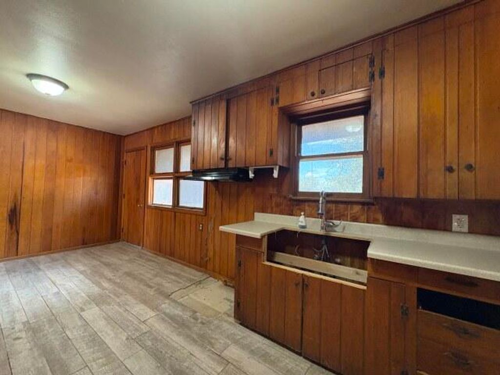 Image 10 of property listing at 915 E Broadway Street, Eden, TX 76837