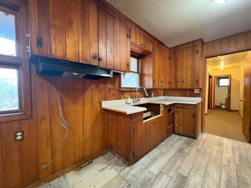 Image 12 of property listing at 915 E Broadway Street, Eden, TX 76837