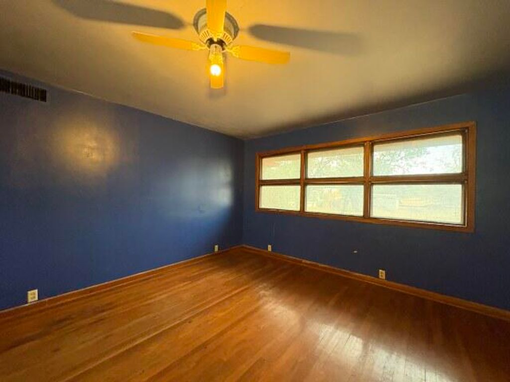 Image 13 of property listing at 915 E Broadway Street, Eden, TX 76837