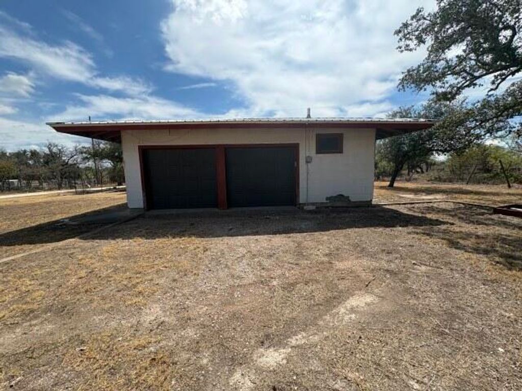 Image 2 of property listing at 915 E Broadway Street, Eden, TX 76837