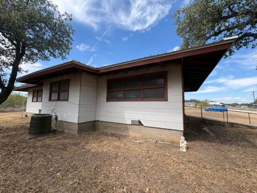 Image 3 of property listing at 915 E Broadway Street, Eden, TX 76837