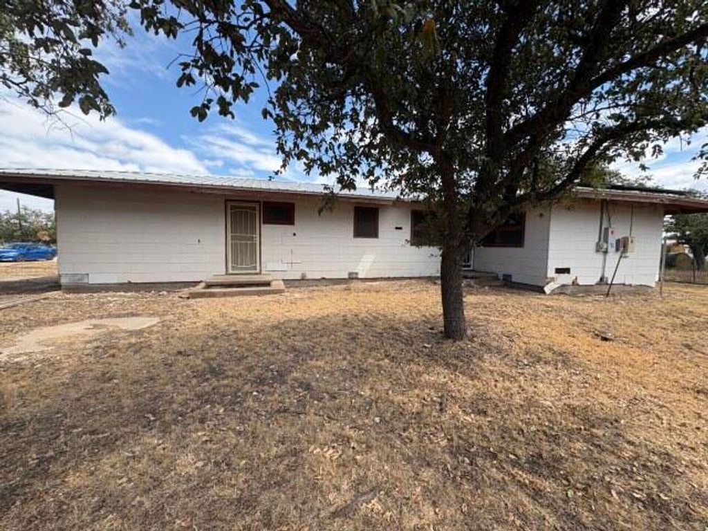 Image 4 of property listing at 915 E Broadway Street, Eden, TX 76837