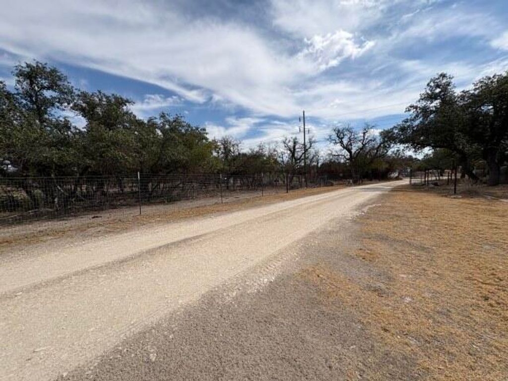 Image 5 of property listing at 915 E Broadway Street, Eden, TX 76837