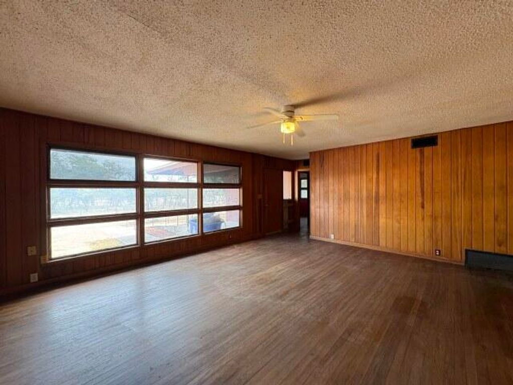 Image 7 of property listing at 915 E Broadway Street, Eden, TX 76837