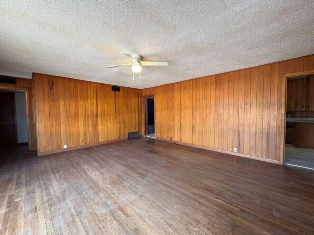 Image 8 of property listing at 915 E Broadway Street, Eden, TX 76837