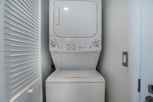 31 SE 6th St 2205, Miami, FL 33131