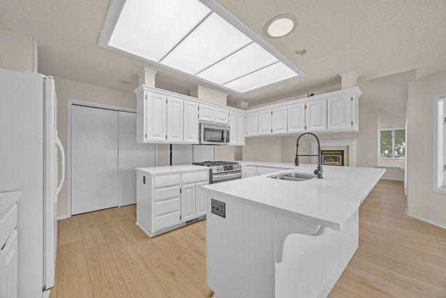 1 Kelaen Circle, Bella Vista, AR 72715