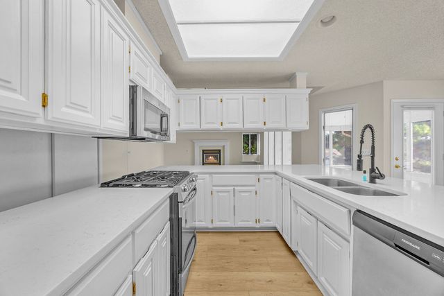 1 Kelaen Circle, Bella Vista, AR 72715