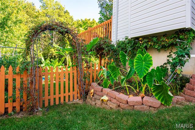 1228 EAGLES CREST Lane, St Charles, MO 63303