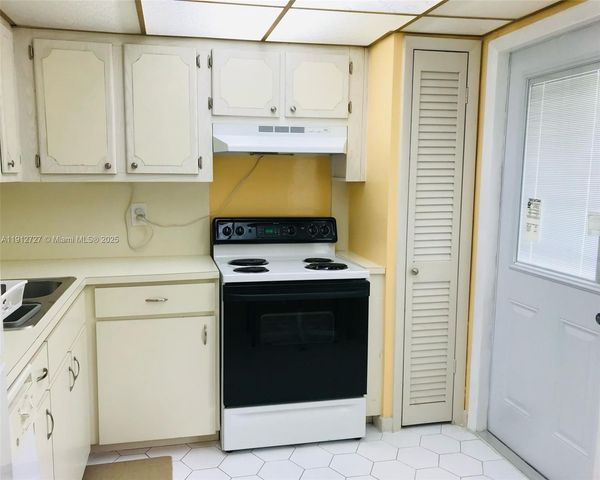 1201 NE 191st St G113, Miami, FL 33179