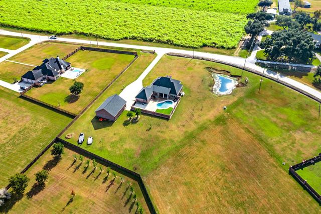 168 Bull Run Rd, Schriever, LA 70395