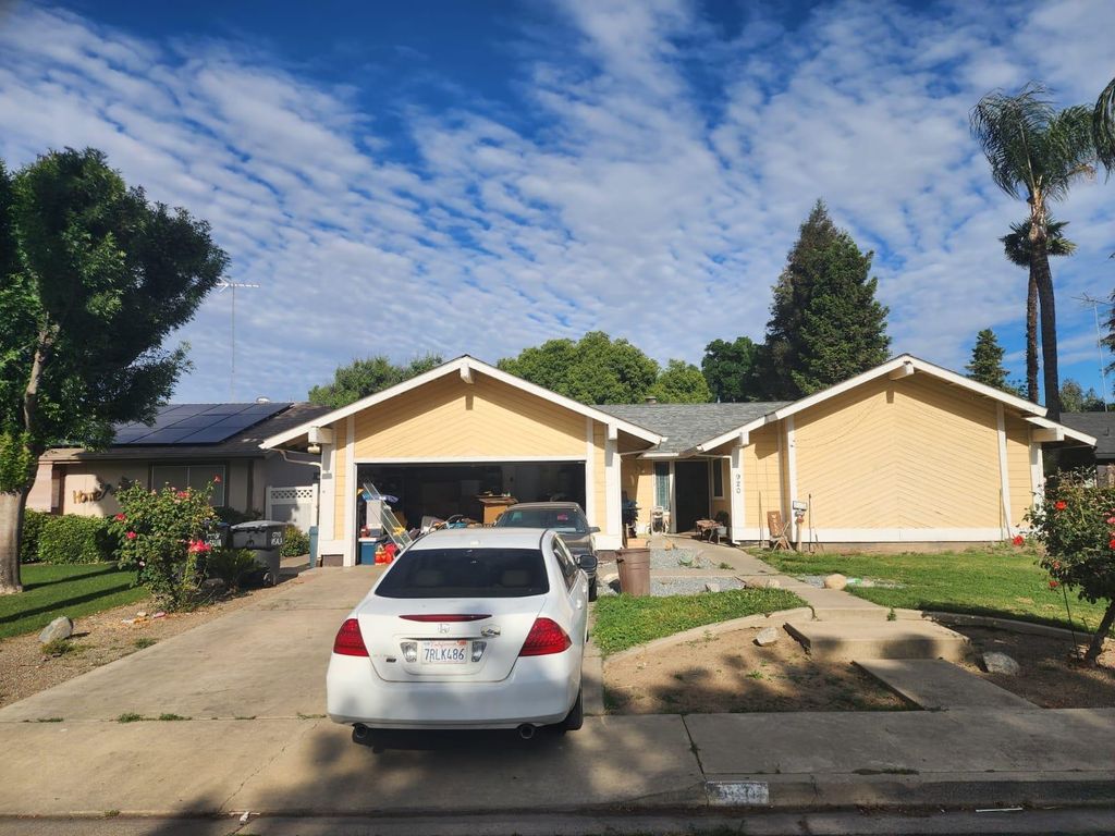 Image 1 of property listing at 920 S Julieann Street, Visalia, CA 93277