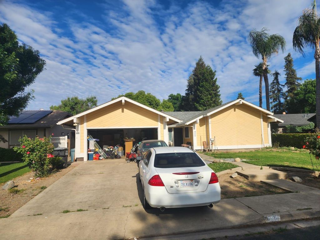 Image 3 of property listing at 920 S Julieann Street, Visalia, CA 93277
