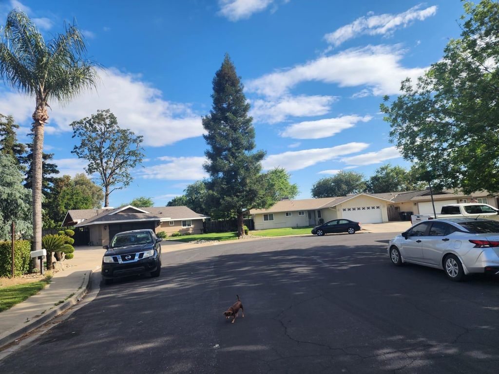Image 4 of property listing at 920 S Julieann Street, Visalia, CA 93277