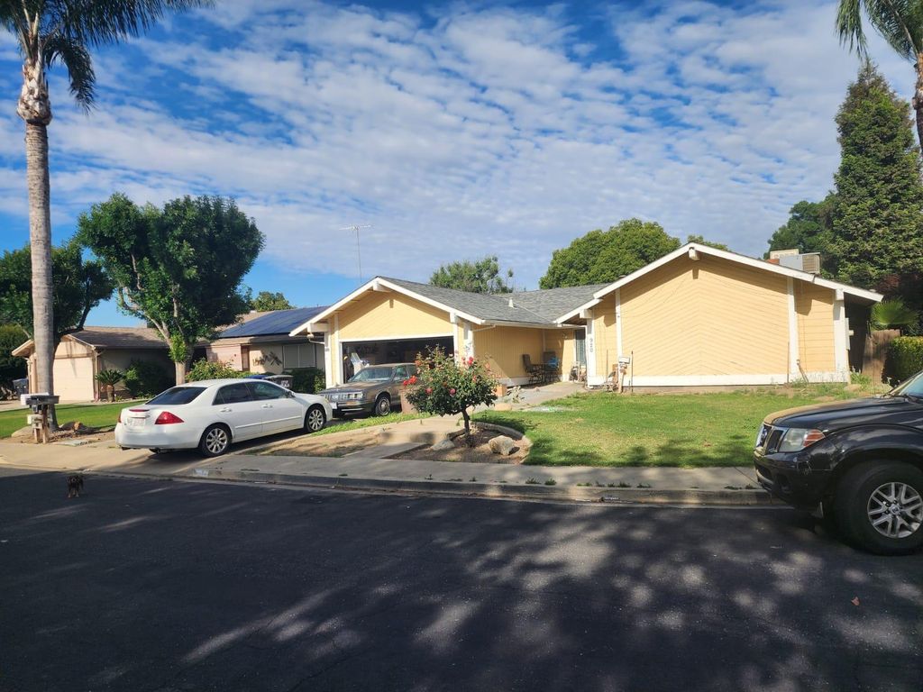 Image 7 of property listing at 920 S Julieann Street, Visalia, CA 93277