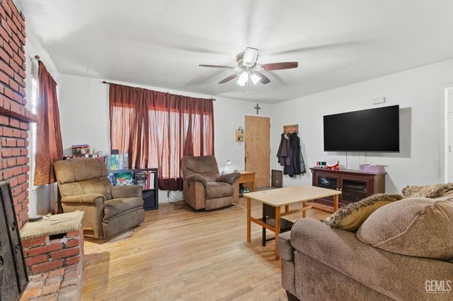 1320 Castaic Avenue, Bakersfield, CA 93308