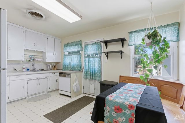 1320 Castaic Avenue, Bakersfield, CA 93308