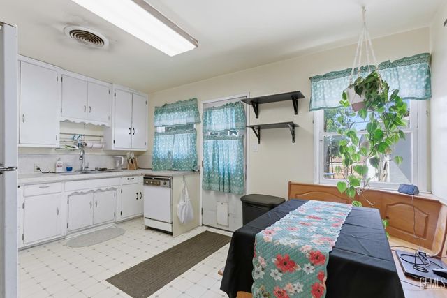 1320 Castaic Avenue, Bakersfield, CA 93308