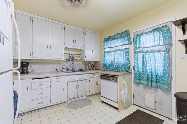 1320 Castaic Avenue, Bakersfield, CA 93308