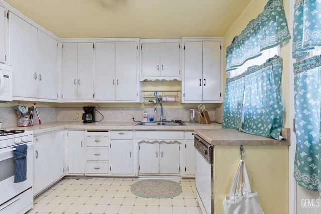 1320 Castaic Avenue, Bakersfield, CA 93308
