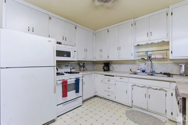 1320 Castaic Avenue, Bakersfield, CA 93308