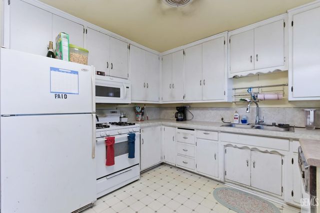 1320 Castaic Avenue, Bakersfield, CA 93308