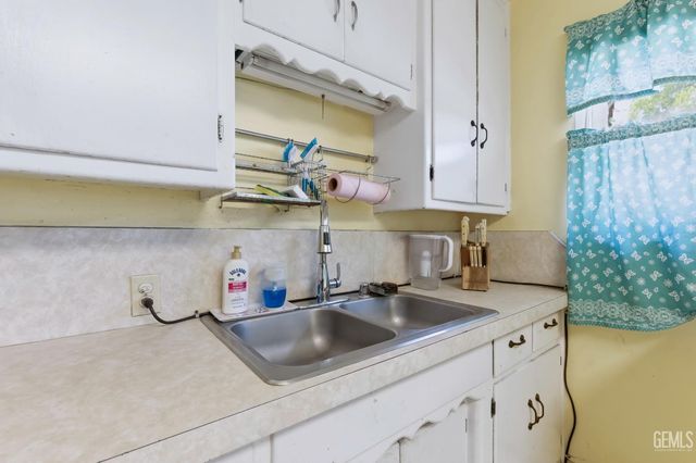 1320 Castaic Avenue, Bakersfield, CA 93308
