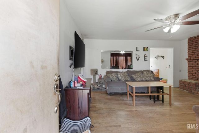 1320 Castaic Avenue, Bakersfield, CA 93308