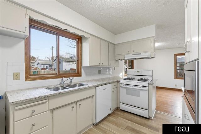 12216 Bel Drive, Omaha, NE 68144