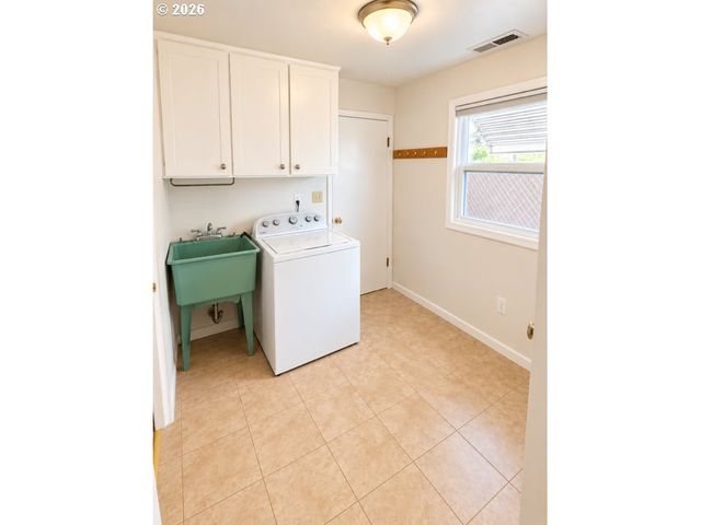 1231 N St, Springfield, OR 97477