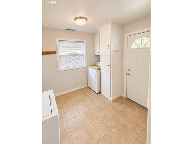 1231 N St, Springfield, OR 97477