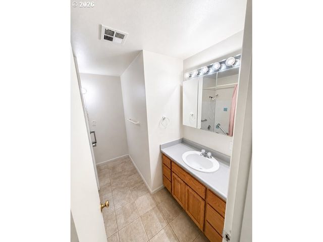 1231 N St, Springfield, OR 97477