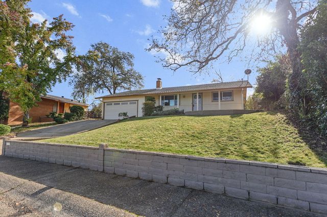 3135 Stratford Avenue, Redding, CA 96001