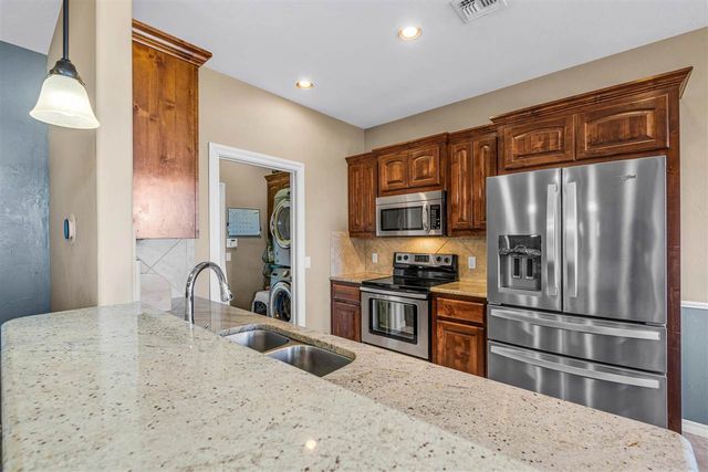 220 Glover Cir, Elgin, OK 73538