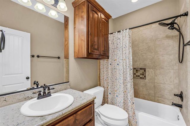 220 Glover Cir, Elgin, OK 73538