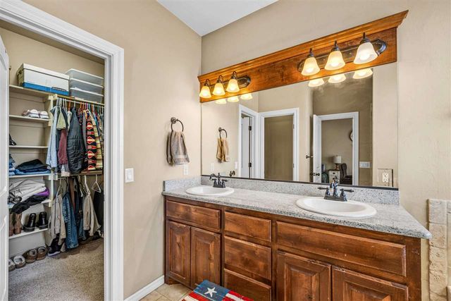 220 Glover Cir, Elgin, OK 73538